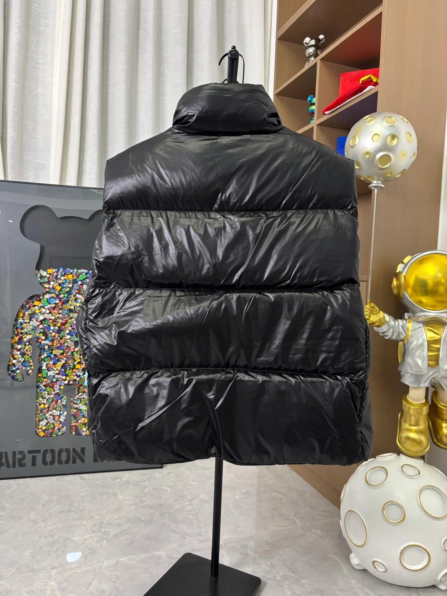 P570 Style number: DC193# [Canada Goose] Big Goose 🦢National Standard 90 White Duck Down Puff Down Vest Canada Goose official website model 1:1:1 customized New national standard down cotton has better thermal insulation performance, is light and not heavy, and has good loft recovery after compression! Filled with 90% white duck down, it is the legendary warmest down jacket and is known as a must-have for Arctic outdoor sports! Waterproof, diamond-resistant and fade-resistant 24-count calendered woolen surface (waterproof level is consistent with the level of ball-bearing raincoats). Canada Goose has always been recognized as the warmest down jacket and the most popular down jacket in the world. Major celebrities are rushing to buy it, and it is a must-have!  Color: Silver Black Blue Size: XS-S-M-L-XL [Picture 9️⃣Size Chart]